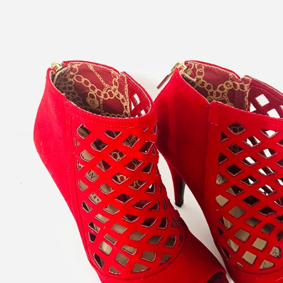BNWOT Christian Siriano Cut out design Peep toe heeled Ankle boots zip back Red - Picture 4 of 7